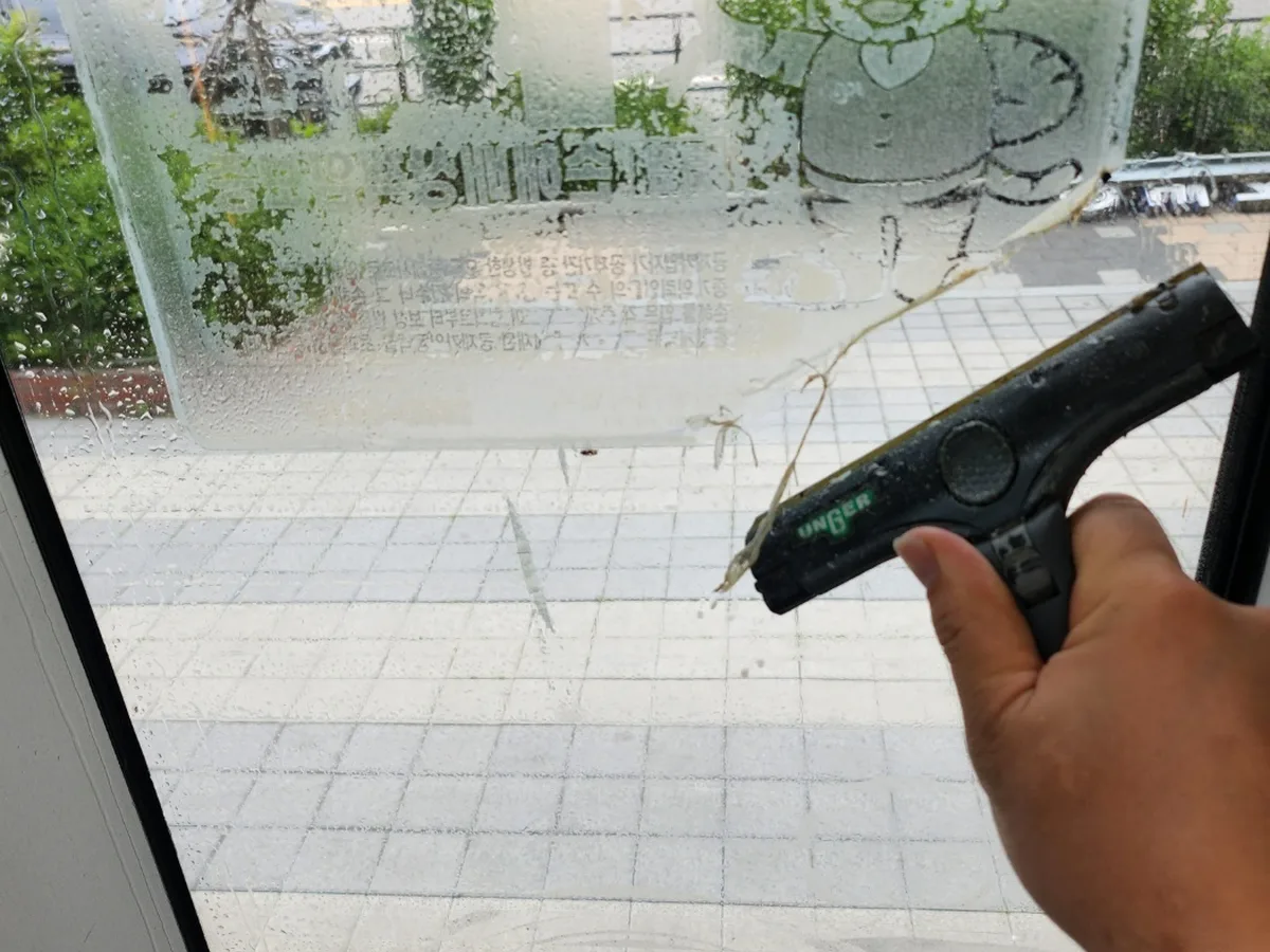 의왕시 왕곡동 사무실 블라인드 쇼윈도 위생청소 사례 - 행진크린