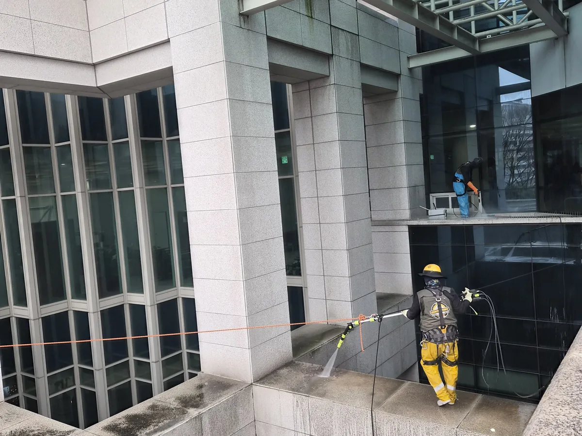안산시 상록구 사동 상가건물 옥상 파라펫 장비 주변 정밀 위생청소 사례 - 행진크린