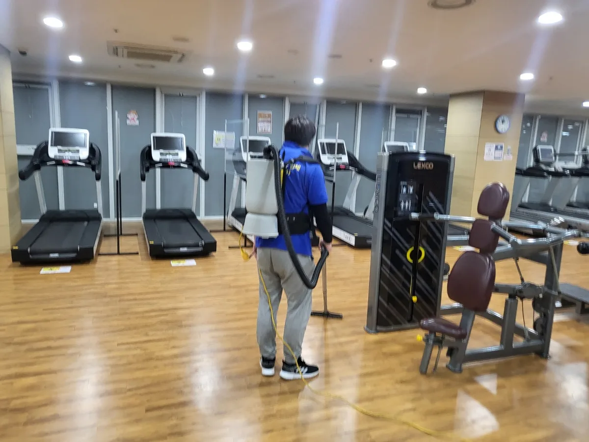 오산시 내삼미동 헬스장 샤워실 장비 주변 정밀 위생청소 사례 - 행진크린