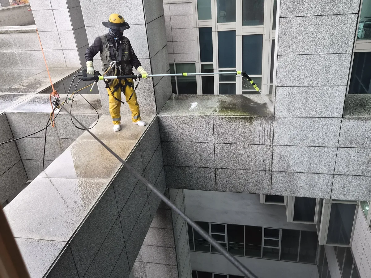 안산시 상록구 성포동 상가건물 줄눈·실리콘 옥상 파라펫 위생청소 사례 - 행진크린